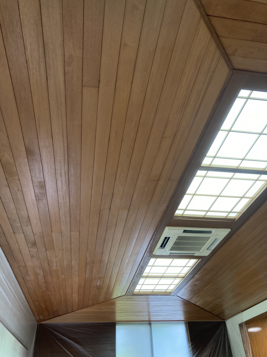 神奈川県箱根町の別荘にて木部の天井を全艶クリア塗装をしました